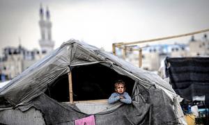 Un niño mira desde un refugio improvisado en Rafah, en el sur de la Franja de Gaza.