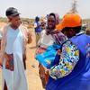 Des femmes et des filles ayant fui le conflit au Soudan reçoivent une assistance de l'UNFPA dans le camp de Toumtouma, à l'est du Tchad.