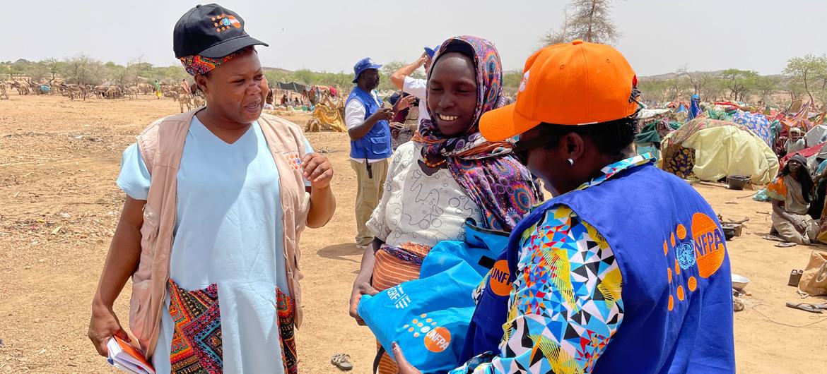 Women and girls fleeing conflict in Sudan are provided with assistance by UNFPA in Toumtouma camp, eastern Chad.