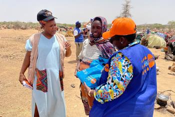 Mujeres y niñas sudanesas huyendo del conflicto reciben ayuda del UNFPA en el campamento de Toumtouma, al este del país.