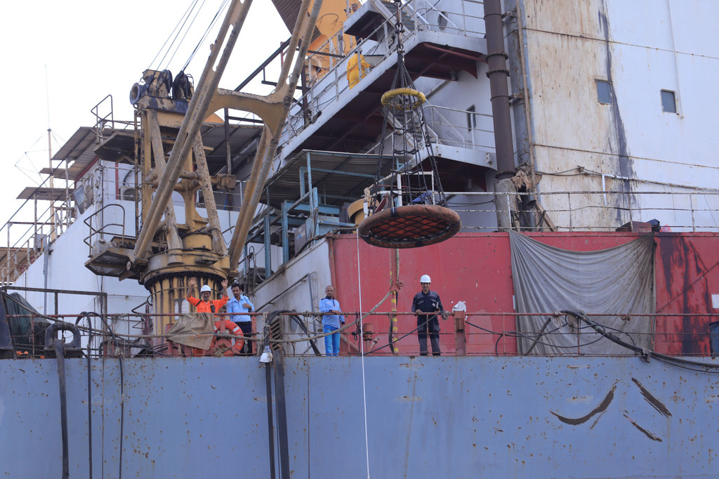 Inspectores marítimos vigilan el petrolero Safer siniestrado.