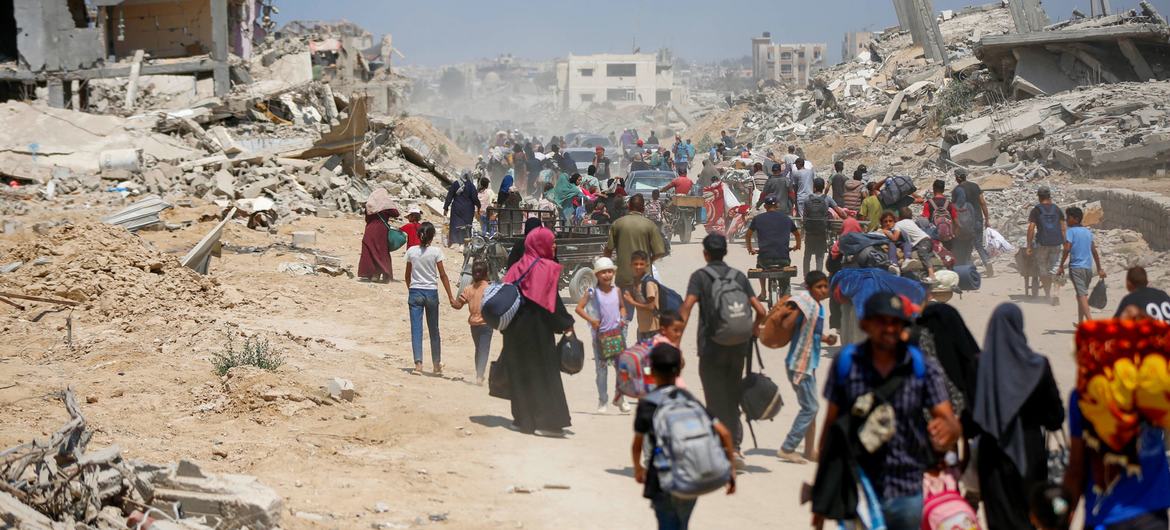 آلاف الفلسطينيين يُضطرون إلى النزوح مرة أخرى من خان يونس، بحثا عن الأمان.