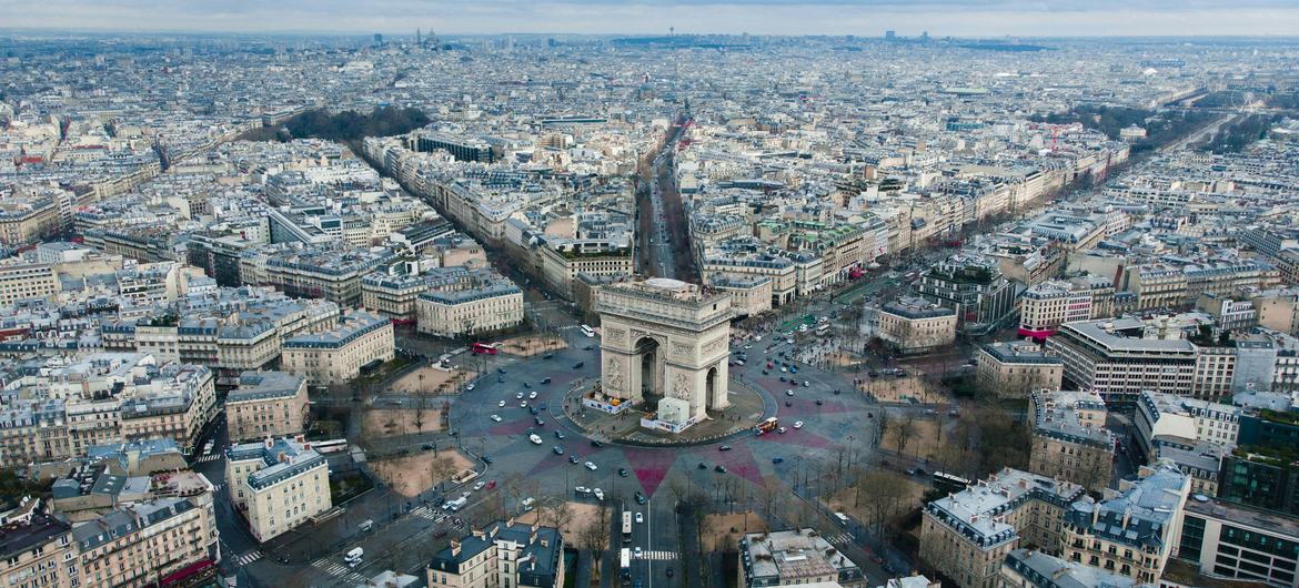 Vista aérea del Arco del Triunfo en París, sede de los Juegos Olímpicos de 2024.