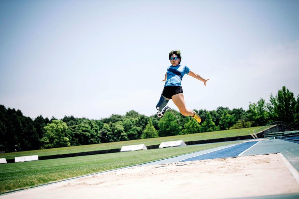 Kaede Maegawa compite en salto de longitud durante los Juegos Paralímpicos de Tokio.