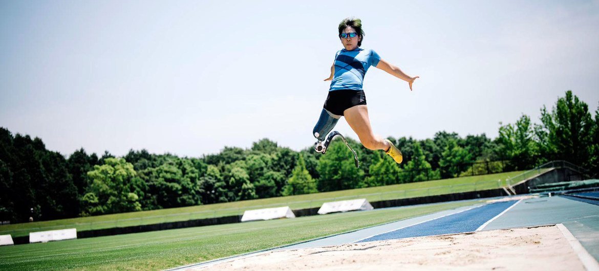 Kaede Maegawa compite en salto de longitud durante los Juegos Paralímpicos de Tokio.