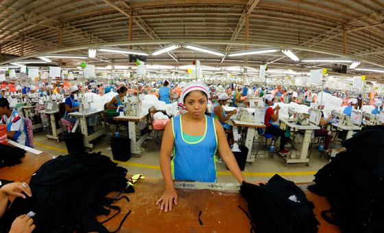 Uma trabalhadora do setor têxtil em uma fábrica na Nicarágua