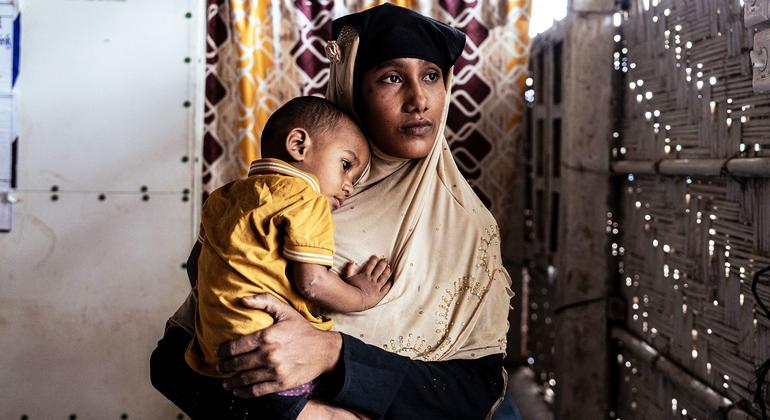 Una mujer sostiene a su hijo de un año durante una visita a un centro de nutrición de UNICEF en un campo de refugiados rohingya en Cox's Bazar, Bangladesh.