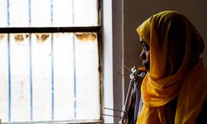 Una migrante etiope de 19 años que fue víctima de trata se recupera en un lugar seguro en Yemen.