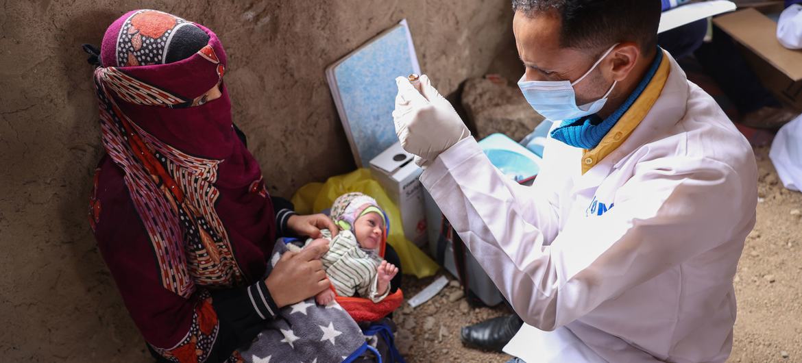 یمن میں ادارہ برائے مہاجرت (آئی او ایم) کے تحت صحت کی خدمات فراہم کرنے والی ٹیم کا ایک کارکن مصروم عمل ہے۔
