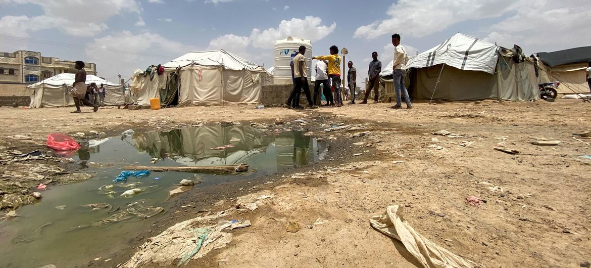 पश्चिमी यमन के मारिब में फँसे प्रवासी कठोर परिस्थितियों में रहने के लिए मजबूर हैं.