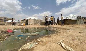 在也门西部的马里卜附近，滞留的移民生活在恶劣的条件中。