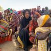 来自苏丹的难民在乍得的一个边境村庄等待领取援助物品。