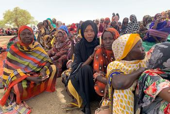 सूडान के शरणार्थी, चाड में पहुँचने के बाद, सहायता सामग्री की प्रतीक्षा करते हुए.