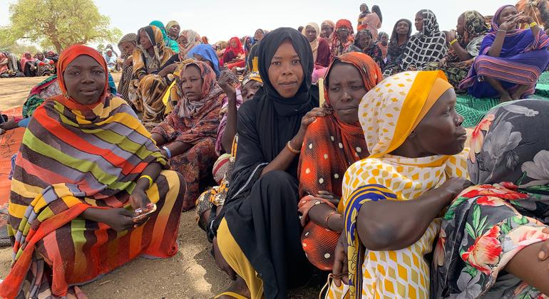 Refugiados do Sudão esperam para recolher itens de ajuda numa aldeia fronteiriça no Chade.