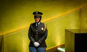 Un membre de l'équipe de sécurité de l'ONU est en faction près des escaliers menant à la tribune de l'Assemblée générale.
