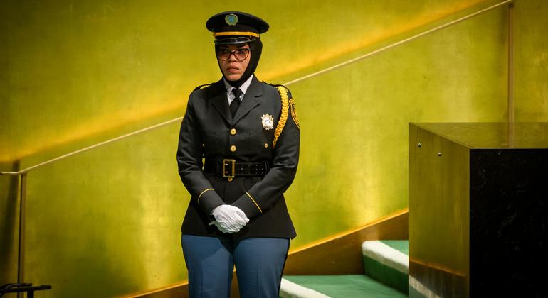 Uma integrante da equipe de segurança da ONU fica de plantão nas escadas que levam ao pódio da Assembleia Geral