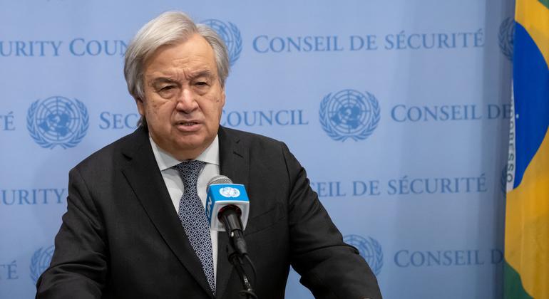 El Secretario General de la ONU, António Guterres, informa a los medios de comunicación a la salida del Consejo de Seguridad el miércoles.