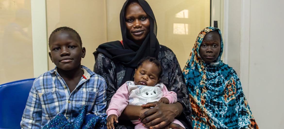 أرشيف عام 2023: أسرة سودانية تسعى للحماية الدولية، في مركز تسجيل تابع لمفوضية الأمم المتحدة لشؤون اللاجئين في العاصمة المصرية القاهرة. أرشيف عام 2023: أسرة سودانية تسعى للحماية الدولية، في مركز تسجيل تابع لمفوضية الأمم المتحدة لشؤون اللاجئين في العاصمة المصرية القاهرة.