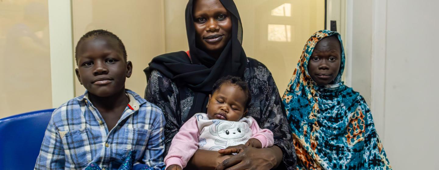 Une famille soudanaise demande une protection internationale dans un centre d'enregistrement du HCR au Caire, en Egypte.