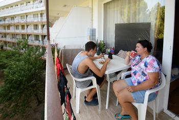 Украинские беженцы нашли временный приют в правительственном здании в Болгарии.