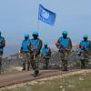 Des Casques bleus indiens de la FINUL patrouillent le long de la Ligne bleue dans le sud du Liban.