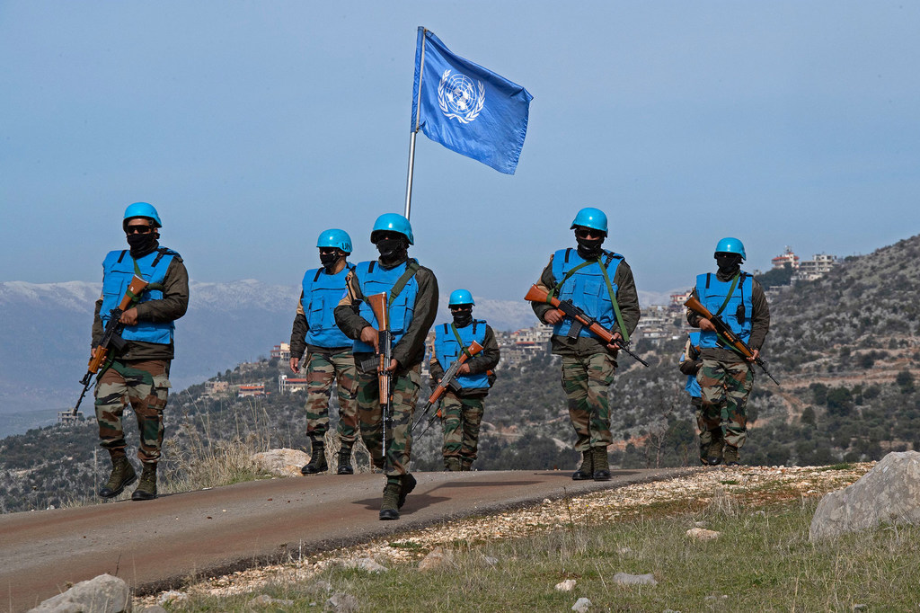 Des Casques bleus indiens de la FINUL patrouillent le long de la Ligne bleue dans le sud du Liban.