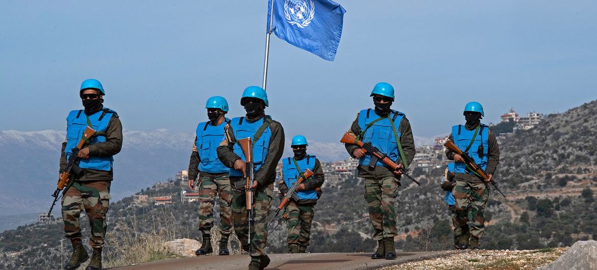 As forças de paz indianas da UNIFIL patrulham ao longo da Linha Azul no sul do Líbano.