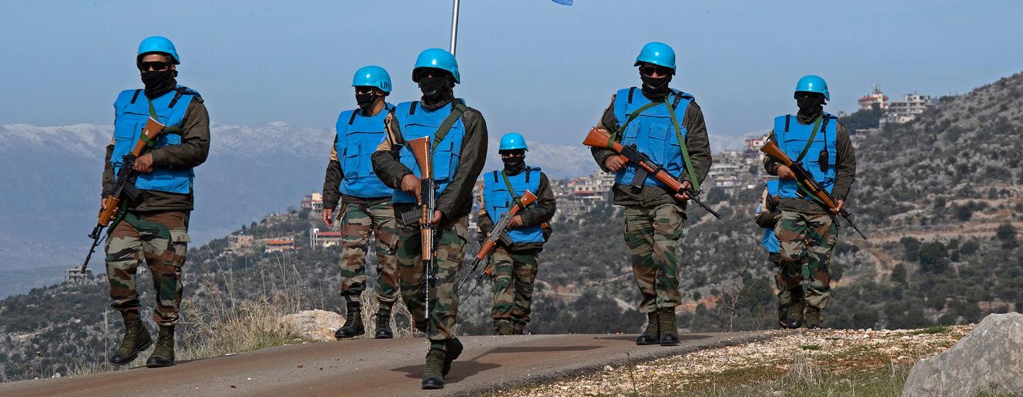 Des Casques bleus indiens de la FINUL patrouillent le long de la Ligne bleue dans le sud du Liban.