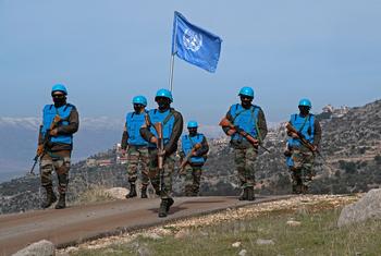Des Casques bleus indiens de la FINUL patrouillent le long de la Ligne bleue dans le sud du Liban.
