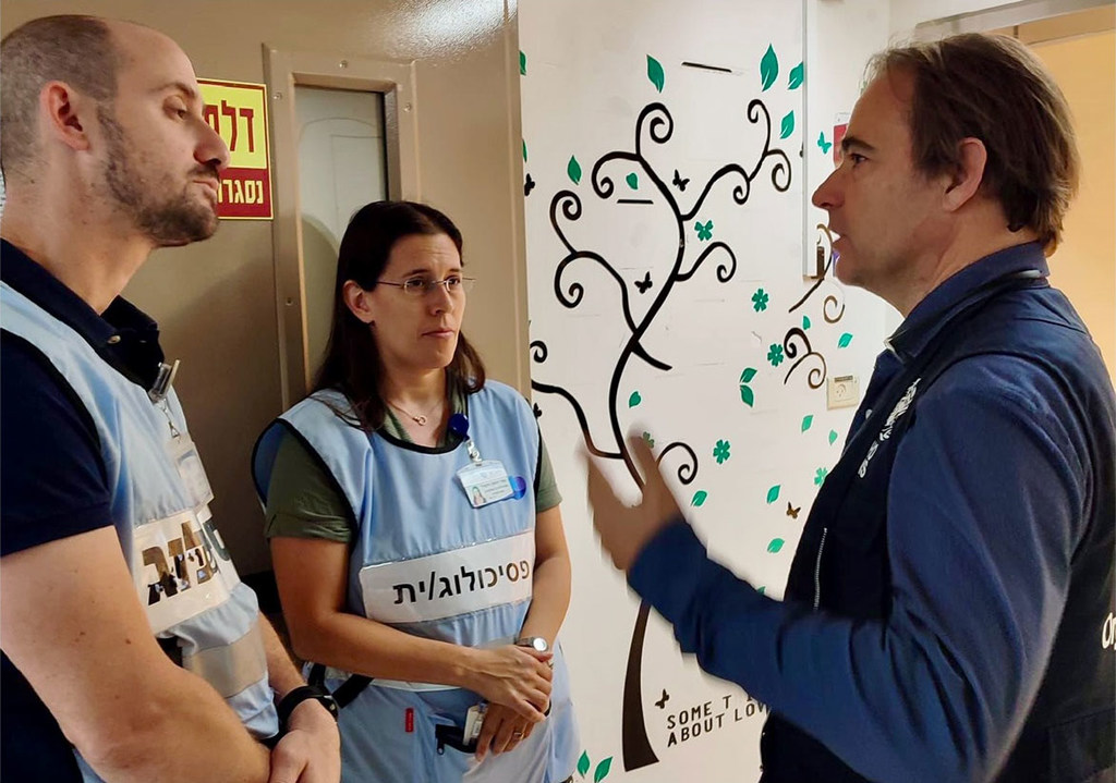 Le Dr Michel Thieren de l'OMS (à droite) s'entretient avec le personnel médical lors de sa visite au centre médical Barzilai à Ashkelon., en Israël.