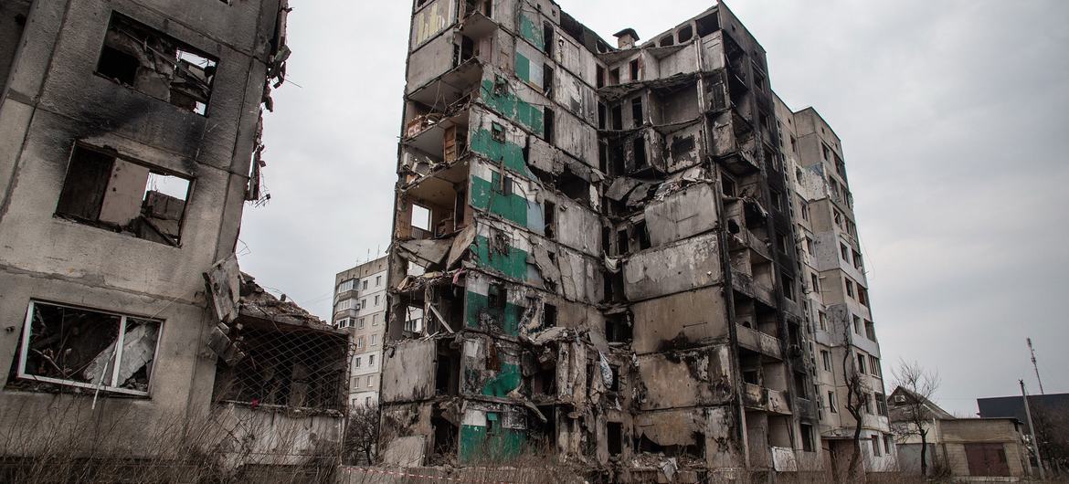 Les bâtiments résidentiels et les infrastructures continuent d'être endommagés pendant la guerre en cours en Ukraine.