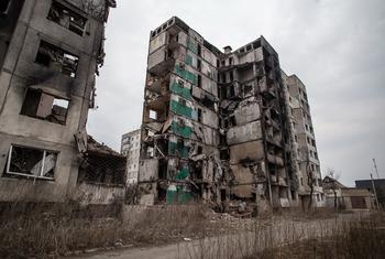 Los edificios residenciales y las infraestructuras siguen sufriendo daños durante la guerra en curso en Ucrania.