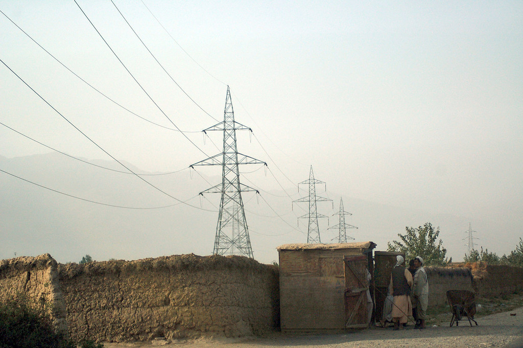 کابل کو بجلی فراہم کرنے والے کھمبے۔