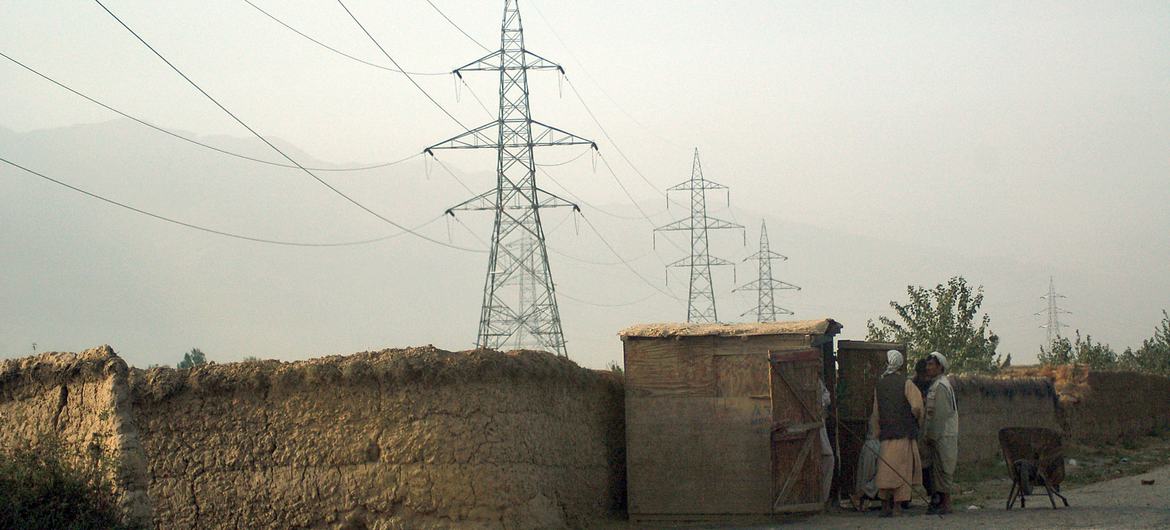 为阿富汗首都喀布尔供电的电力线。