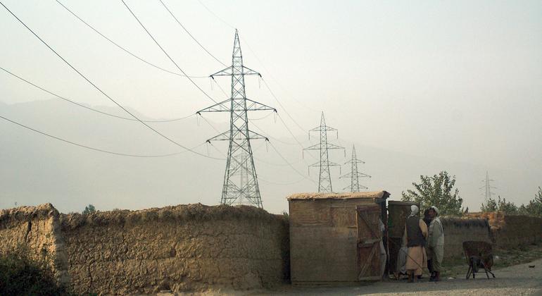 Una línea eléctrica suministra electricidad a la capital afgana, Kabul.