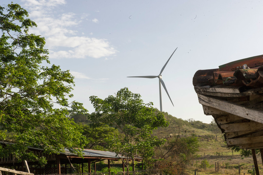 Un molino de viento genera energía en una zona rural de Nicaragua.
