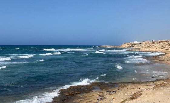 在试图逃离利比亚后,大约95名移民仍在中地中海漂浮,