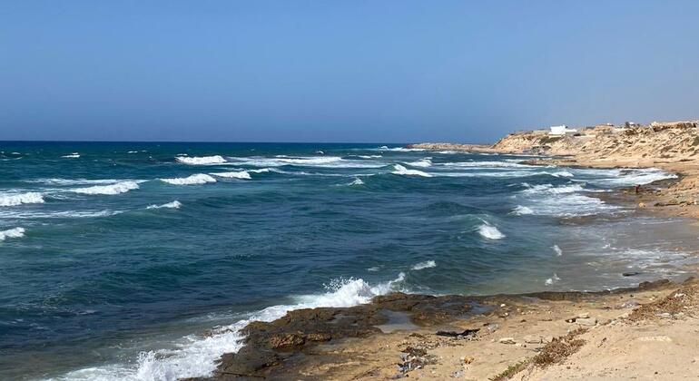 在试图逃离利比亚后,大约95名移民仍在中地中海漂浮,