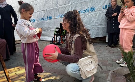 一名联合国儿童基金会工作人员在加沙地带为一名儿童提供心理健康支持。
