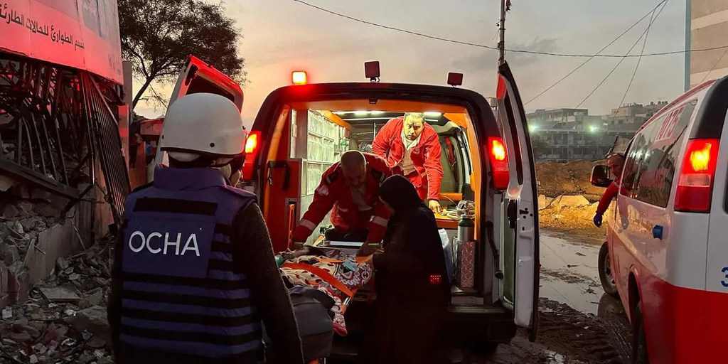 Le personnel de l'ONU participe à l'évacuation de patients hospitalisés à Khan Younis, à Gaza.