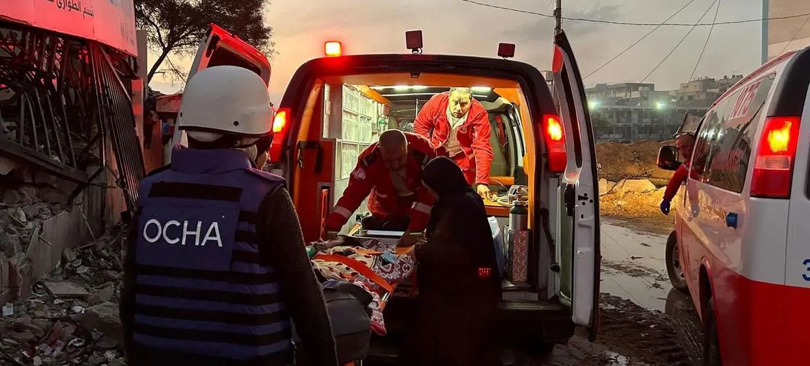 Equipe da ONU ajuda na evacuação de pacientes de hospital em Khan Younis. (arquivo)