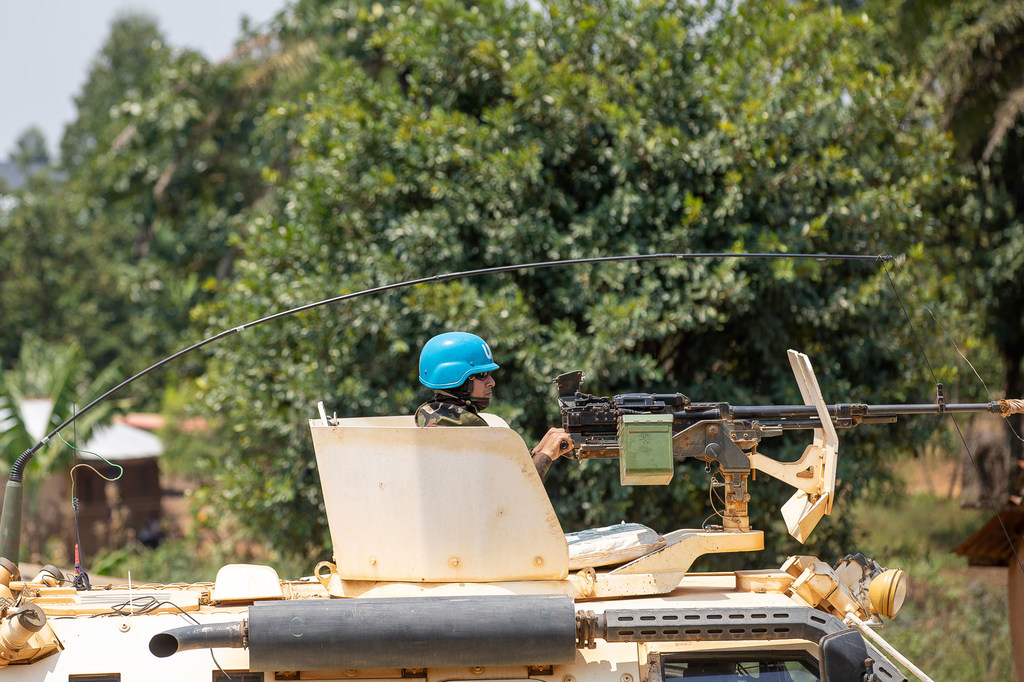 Cascos azule de la MONUSCO patrullan la localidad de Bunia en la provincia de Ituri, República Democrática del Congo.