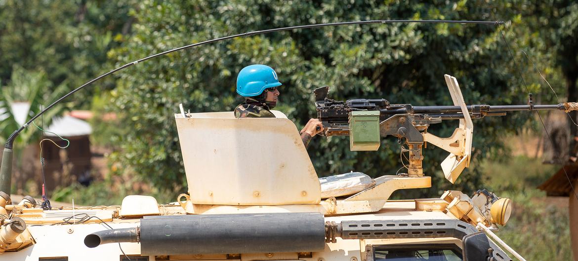 Cascos azule de la MONUSCO patrullan la localidad de Bunia en la provincia de Ituri, República Democrática del Congo.
