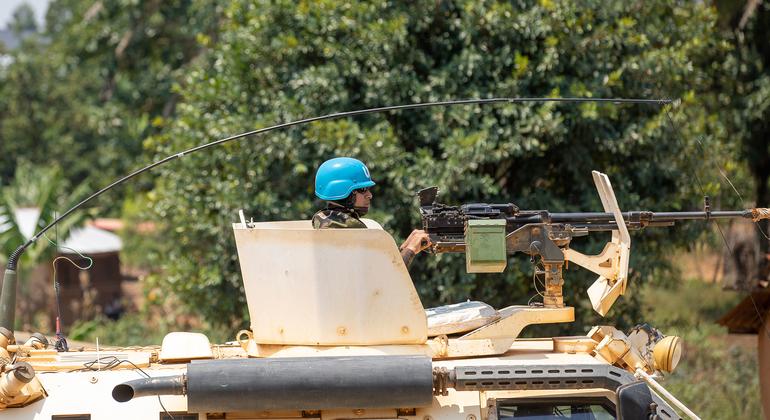 Cascos azule de la MONUSCO patrullan la localidad de Bunia en la provincia de Ituri, República Democrática del Congo.