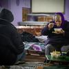 Une femme ukrainienne âgée prend un repas dans un centre de transit géré par le HCR à Pavlohrad.