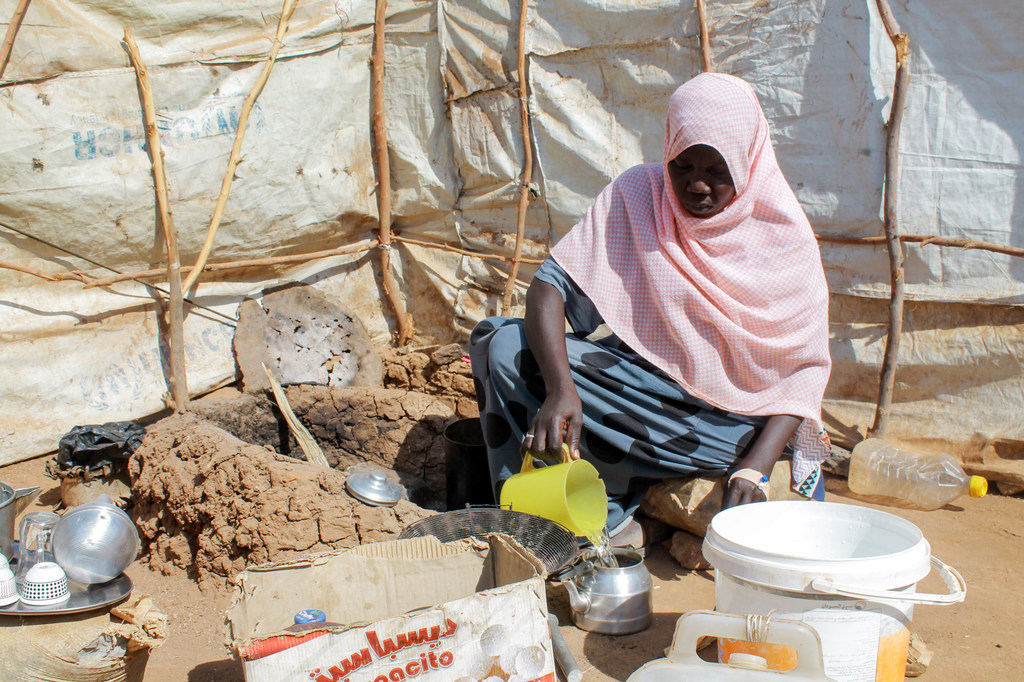 Mwanamke akipika kando ya makazi yake katika kambi ya watu waliokimbia makazi yao katika jimbo la Kassala, Sudan.