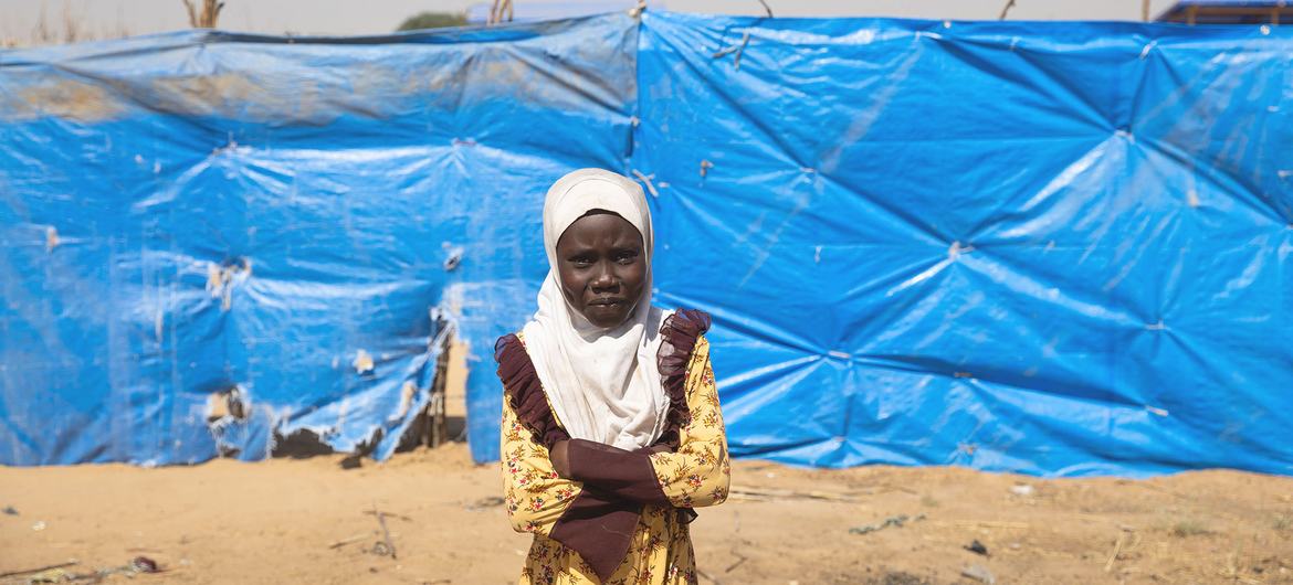 فتاة لاجئة في مخيم أدري للاجئين السودانيين والنازحين التشاديين في تشاد.