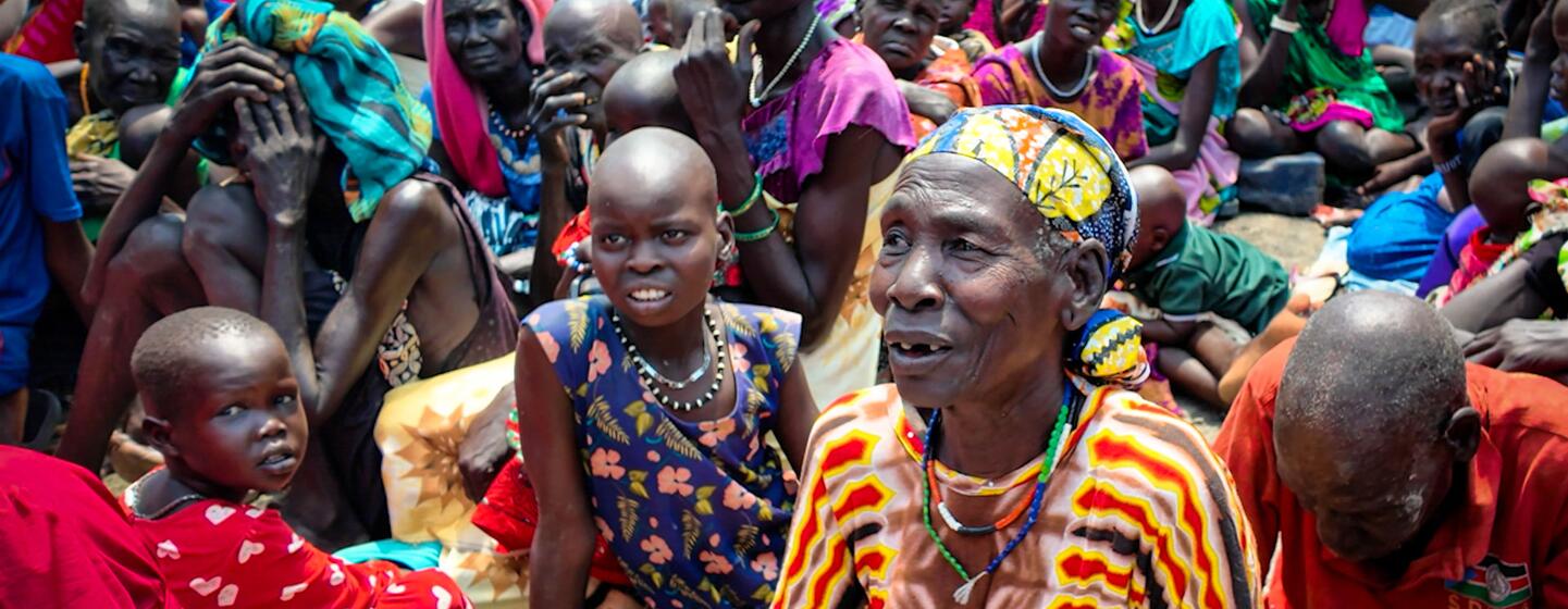Des milliers de personnes se sont réfugiées dans une église épiscopale, beaucoup ayant perdu leur maison et manquant de nourriture, d'abri, de vêtements et de soins médicaux.