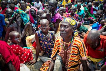 Des milliers de personnes se sont réfugiées dans une église épiscopale, beaucoup ayant perdu leur maison et manquant de nourriture, d'abri, de vêtements et de soins médicaux.