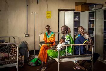 Des femmes et des enfants sont assis dans des lits d'hôpital à l'hôpital du comté d'Akobo, dans l'État de Jonglei, au Soudan du Sud, le 21 février 2026. L'hôpital, géré par le gouvernement, manque de médicaments et de ressources et traite de nombreux civils pour des blessures par balle et des brûlures.